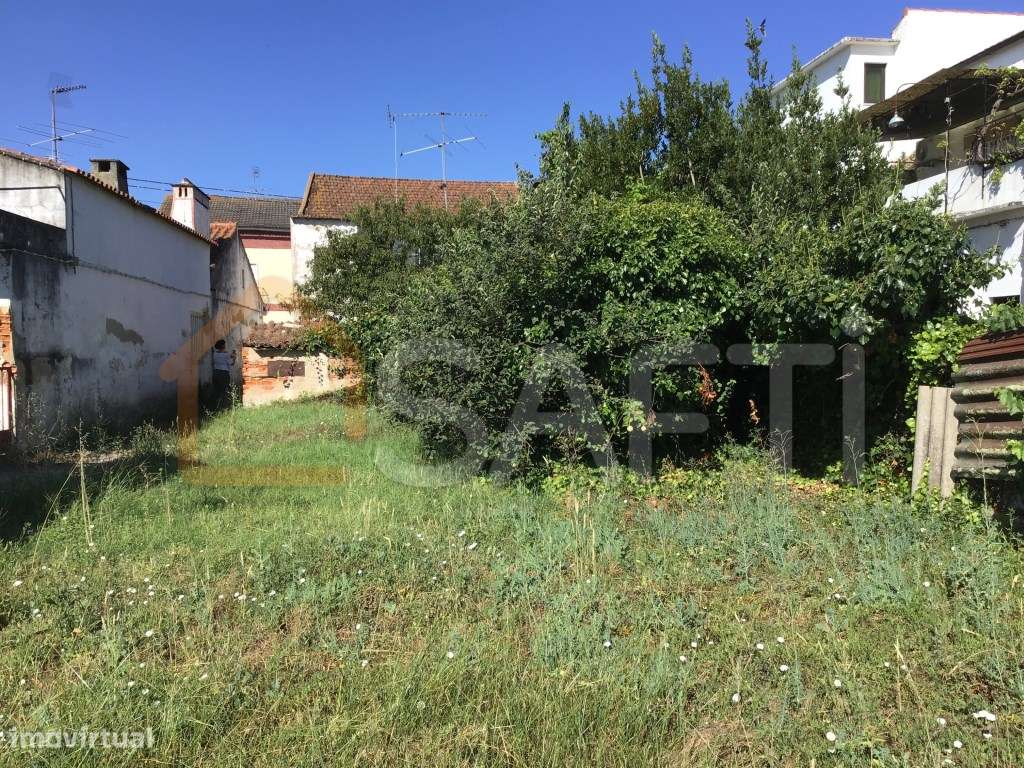 PRÉDIO A RECUPERAR de 2 pisos com a tipologia T3 + T3 - Grande imagem: 2/9