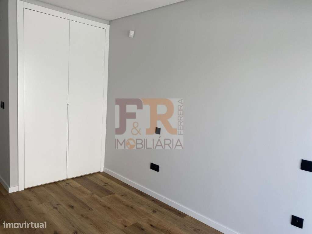 Moradia T3 em zona privilegiada de Pinhal General Fernão Ferro acab...-12