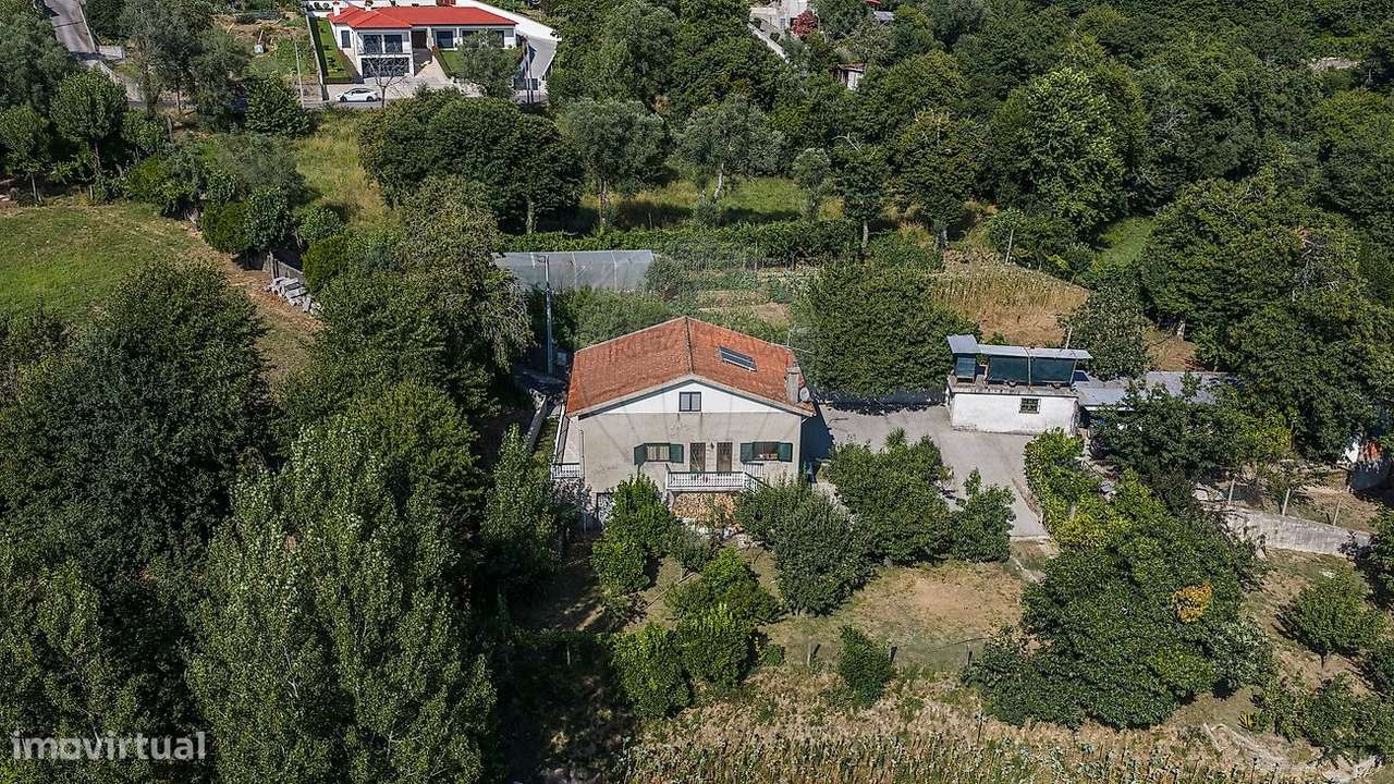 Moradia T4 com Terreno e Árvores de Fruto em Moure, Vila Verde-26