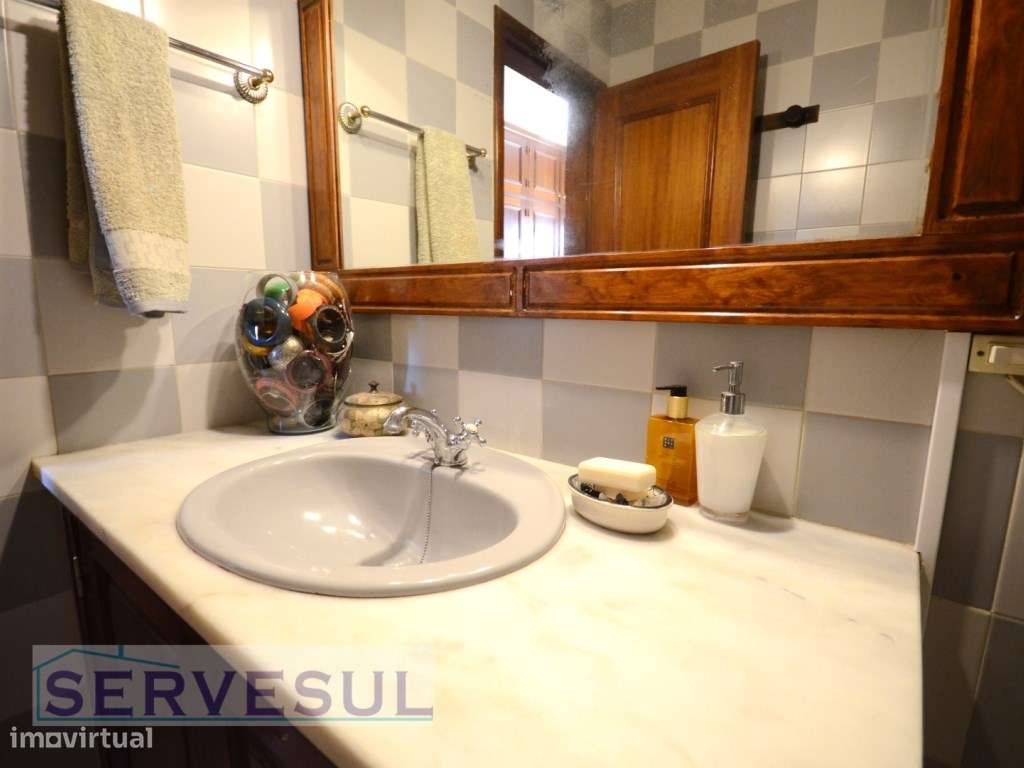 Excelente Oportunidade de Investimento! 1º Andar Duplex de uma Casa...-22