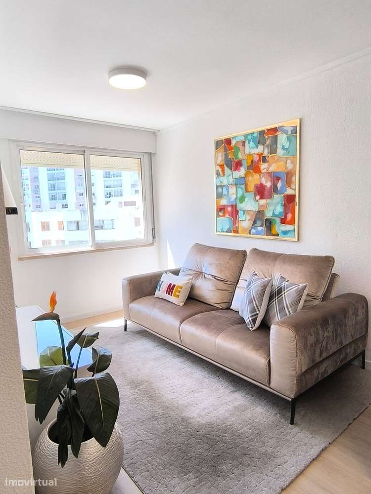 Apartamento T2 em Massamá Renovado com varanda e elevador-7