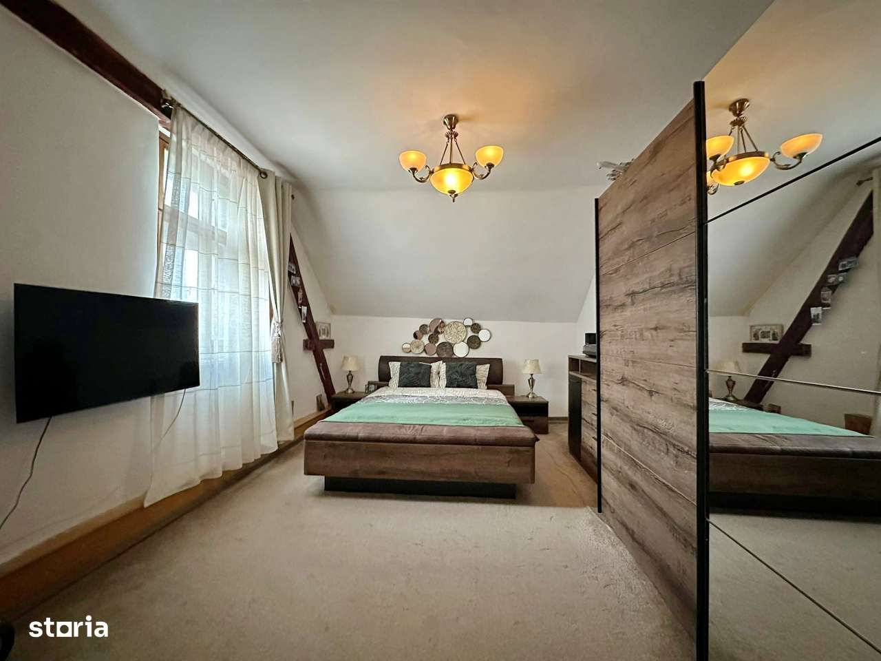 Apartament cu 3 dormitoare și curte, la 3 minute de Piața Sfatului - Imagine principală: 5/20