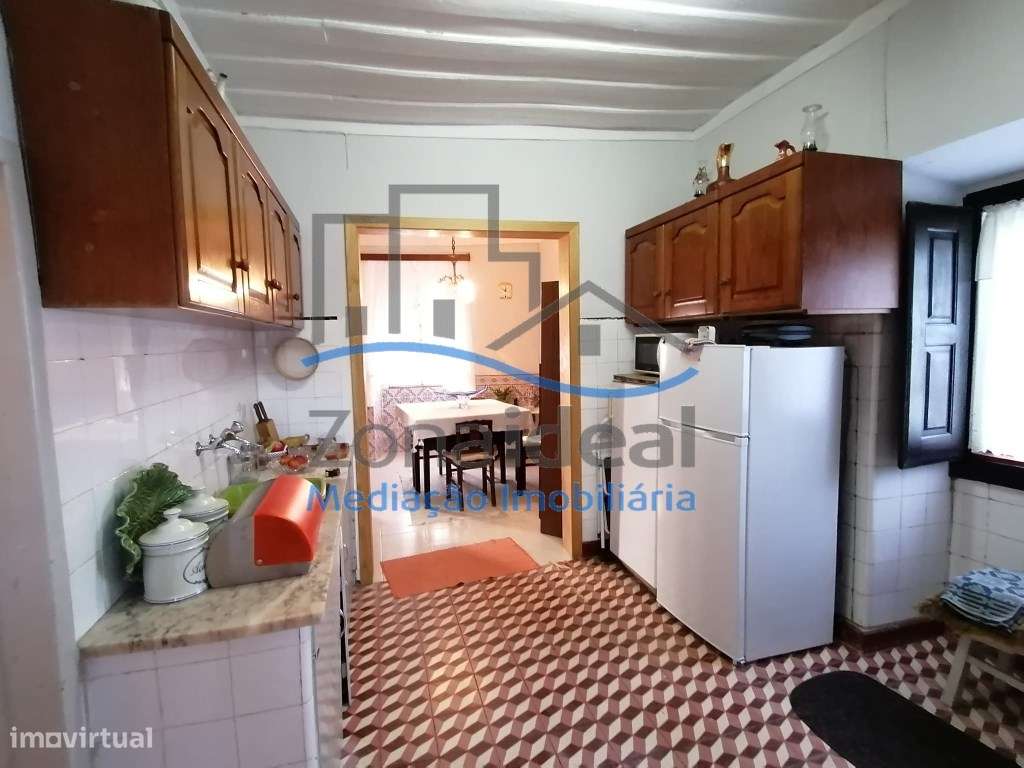 Moradia com dois pisos, nove divisões, anexos, garagem e logradouro... - Grande imagem: 5/32