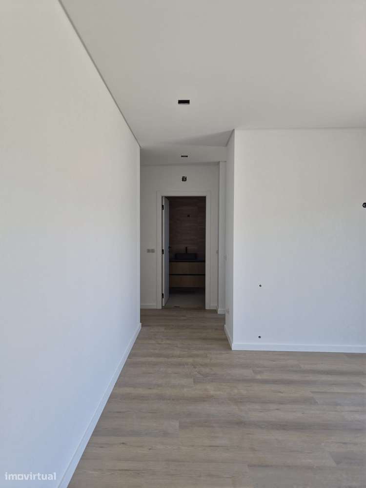 Moradia T3, térrea, geminada com garagem e jardim. Fração "A"-8