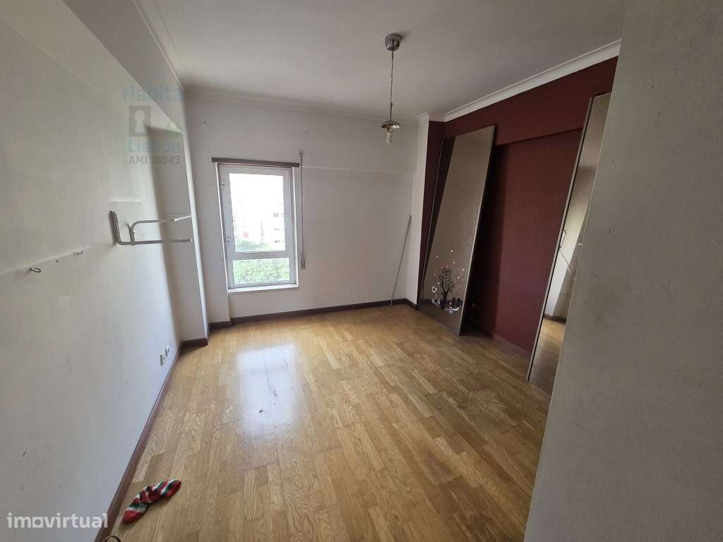 T3 no Centro do Carregado com 3 Varandas e Imenso Potencial - Grande imagem: 5/40