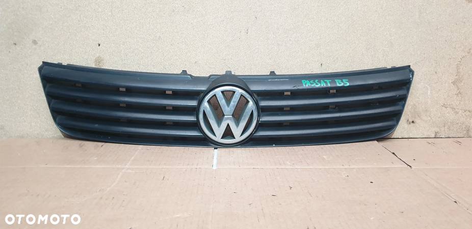 VW Passat B5 Grill Atrapa Chłodnicy 3B0853653C - 1