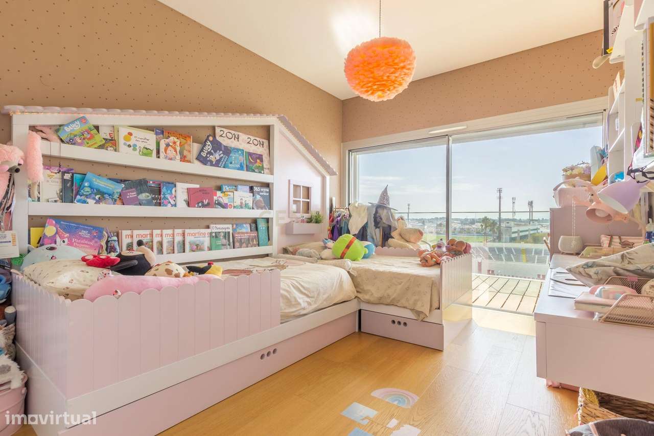 T4 em Condomínio Fechado com Vista Rio - Alcochete-42