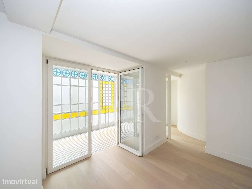 Apartamento T2 com varanda fechada e estacionamento junto à Av. Lib...-5