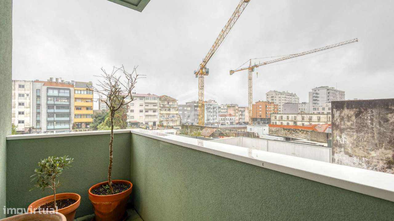 Apartamento T2 c/ Varanda e 2 Lugares de Garagem-Constituição/ Marquês-12