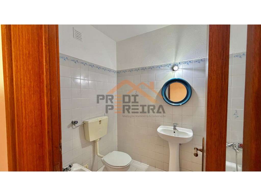Situado na zona da Torre, em Cascais,, apartamento T2.-9
