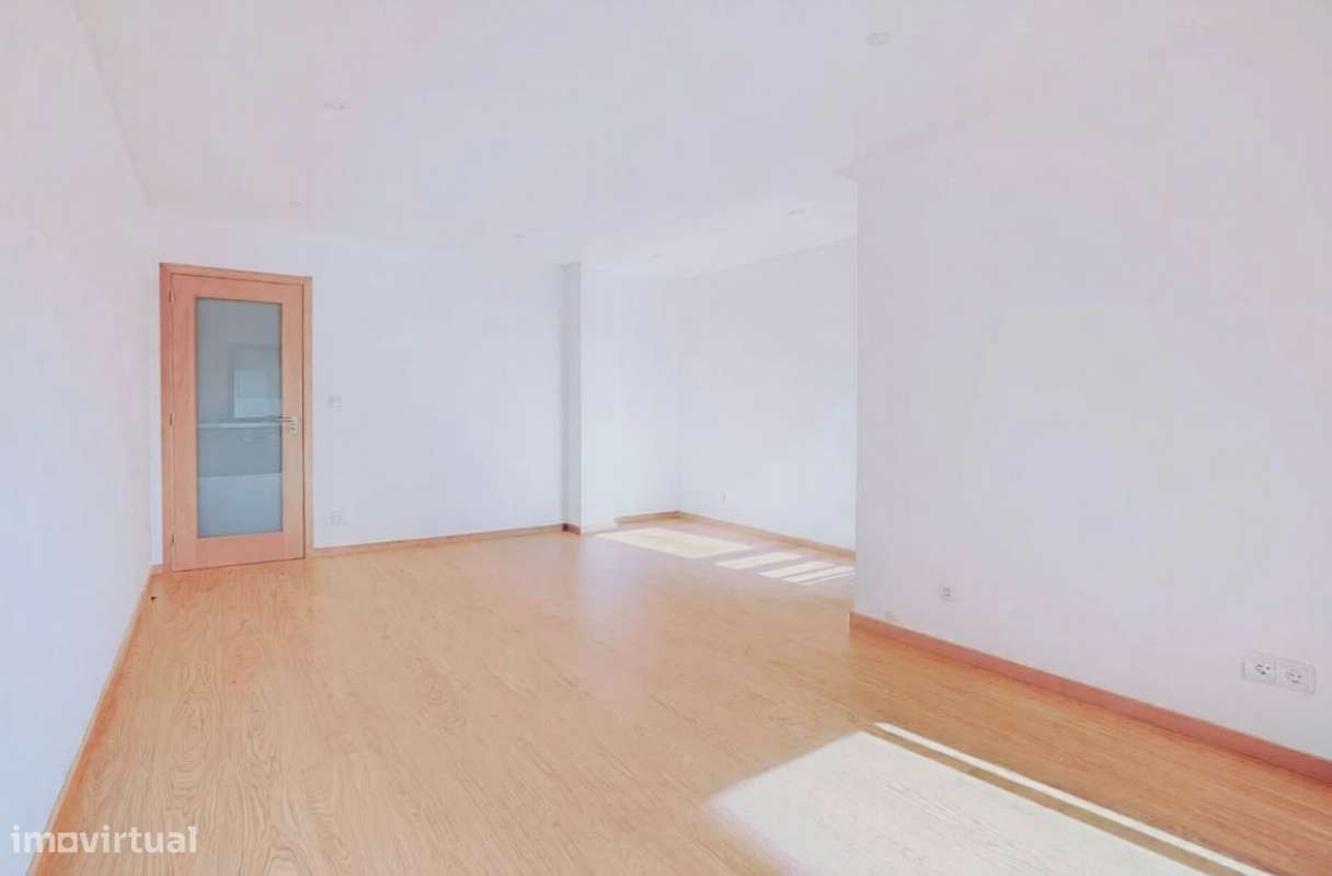 T2 Renovado Excelente Luminosidade, Varandas e Acabamentos Modernos-9