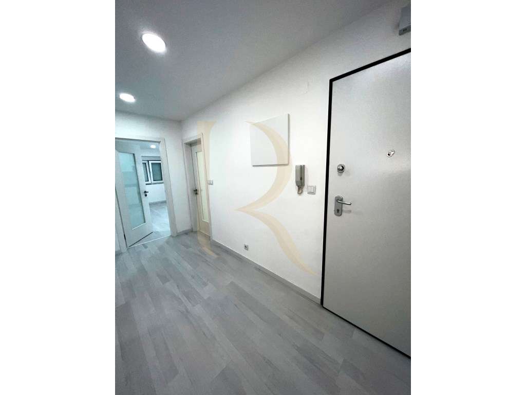 Apartamento T3 remodelado com varandas no Laranjeiro - Almada-8