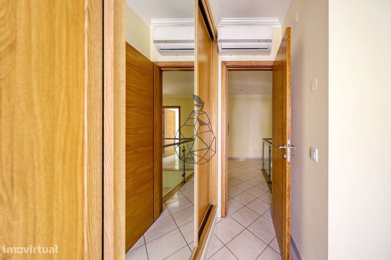 Moradia T5 com Piscina Privada, Jardim e 5 Suites em Montechoro, Albuf-33