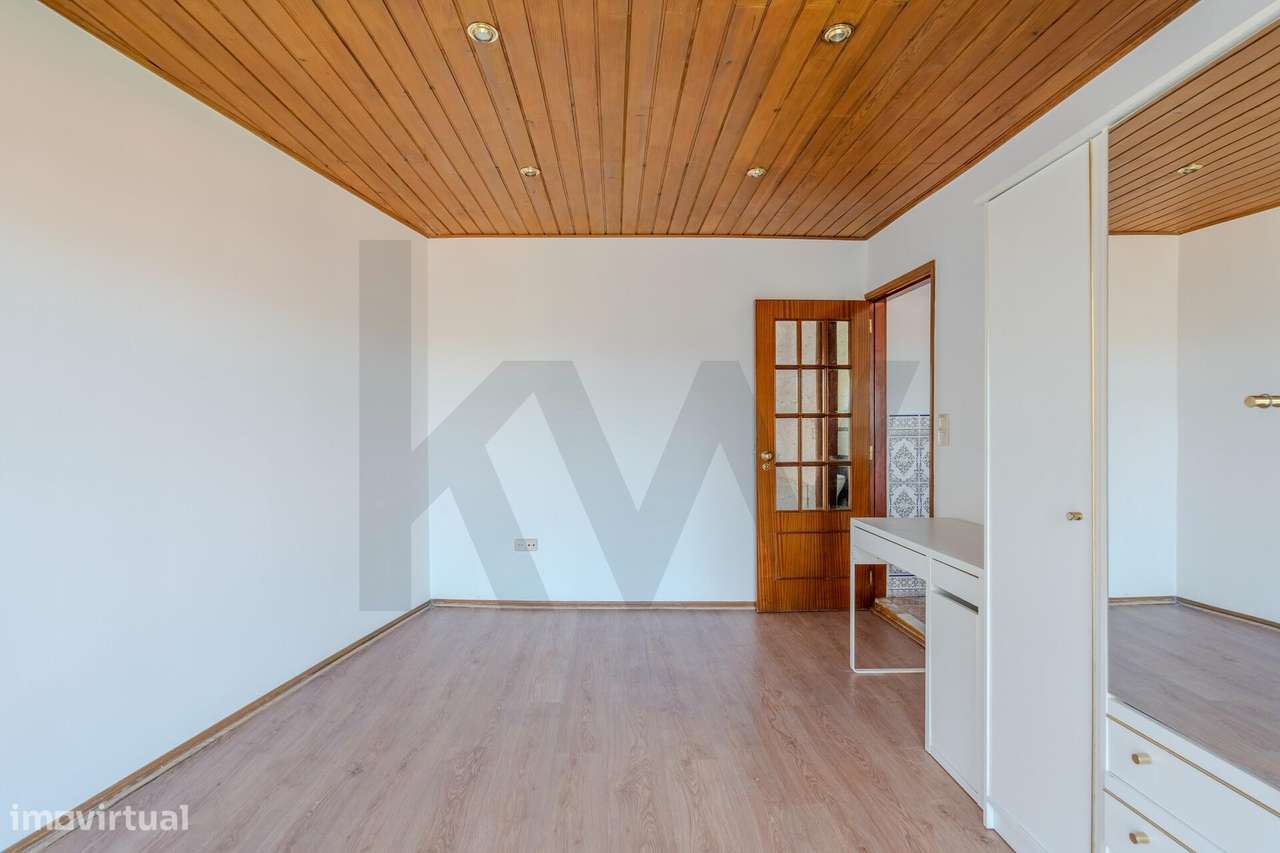 T3 com Vistas desafogadas na Vila Leonor – Ideal para Famílias ou Inve - Grande imagem: 2/25