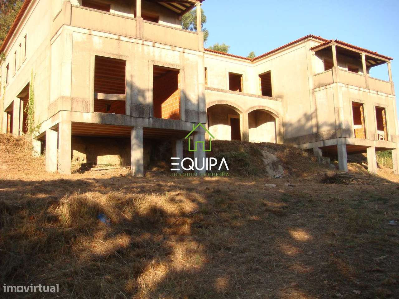 Terreno para construção (com moradia  T-5, construída em grosso), e-9