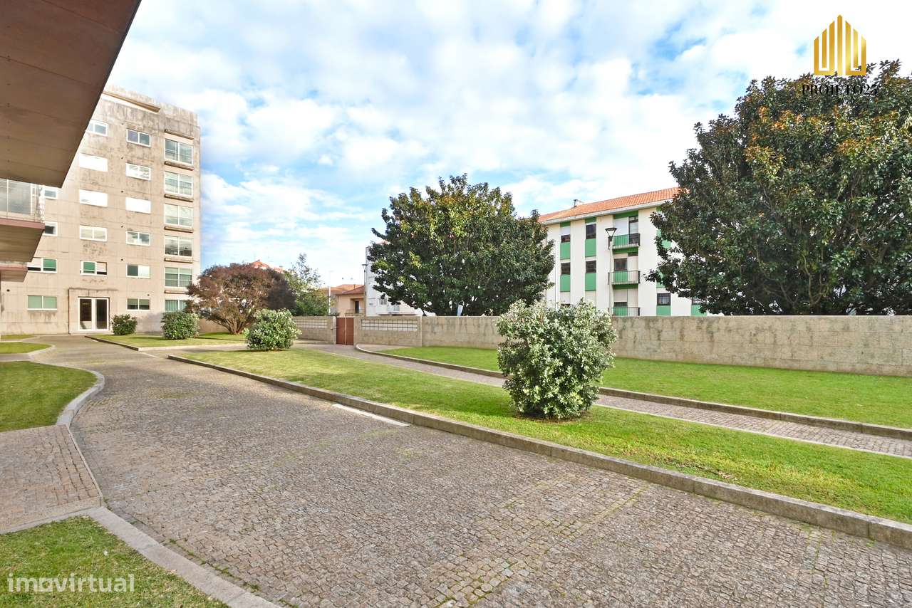 T2 Com Terraço Privativo em Condº Fechado com Piscina Coberta e Jardim-21