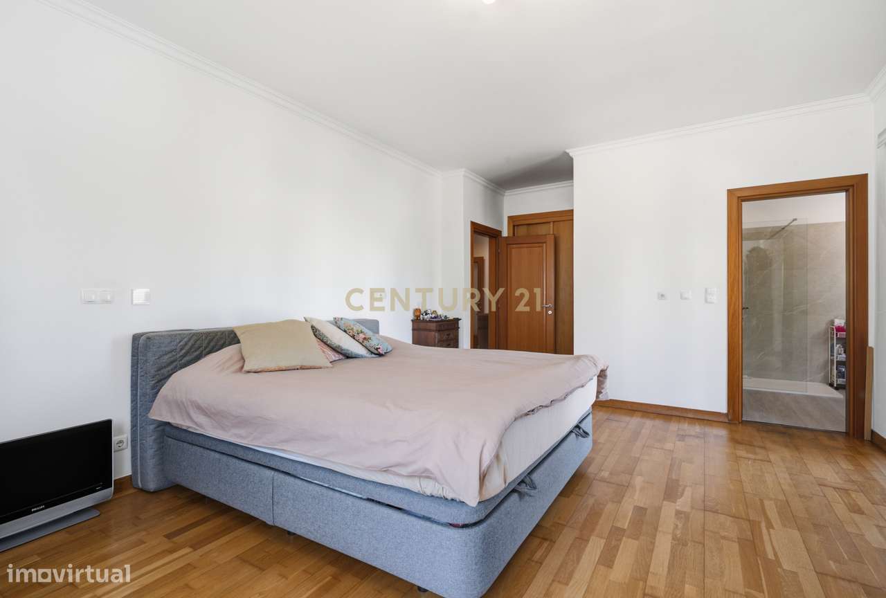 Elegante Apartamento T3 no Estoril com Box Fechada para 3 carros a pou-25