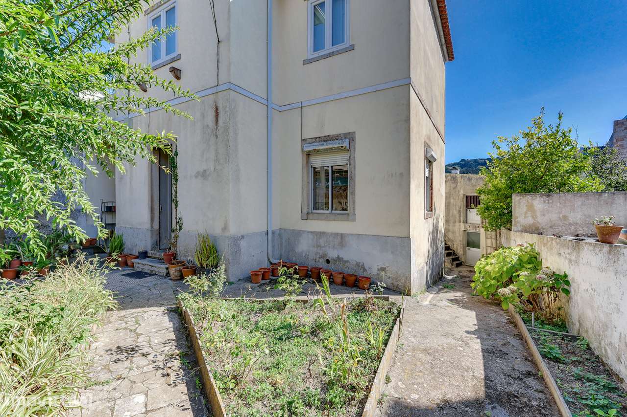 Andar de moradia T3 Para Renovar com Jardim e Localização Privilegiada-24