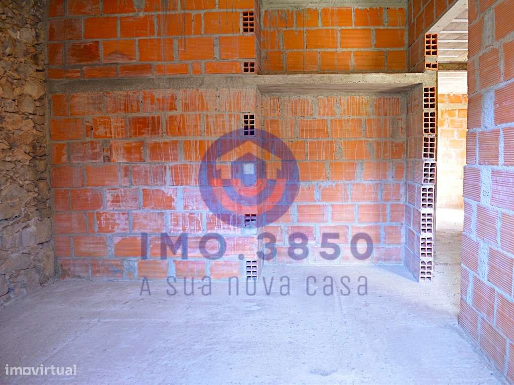 Moradia T3 em pedra para recuperação-12