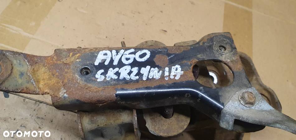 Łapa mocowanie skrzyni biegów Toyota Aygo 1.0 - 9
