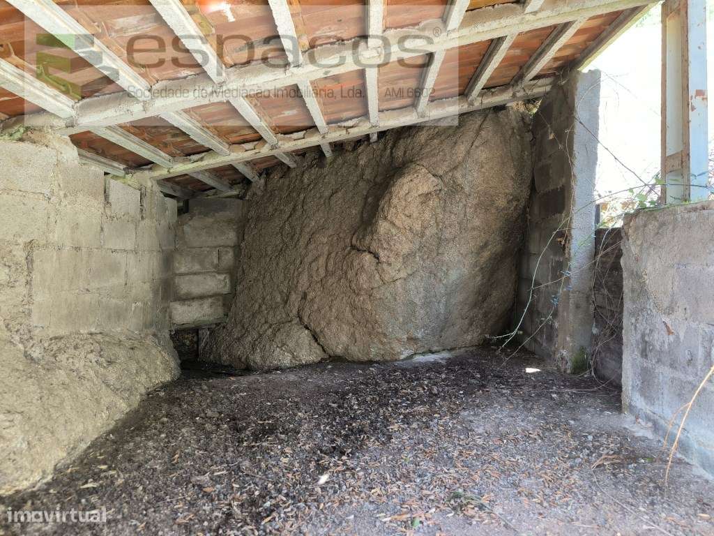 Terreno com casa em pedra e anexos - Palvarinho-8