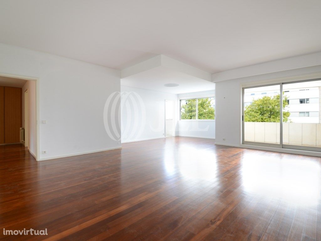 Apartamento T3+1 com varanda e garagem, no Aviz, Porto