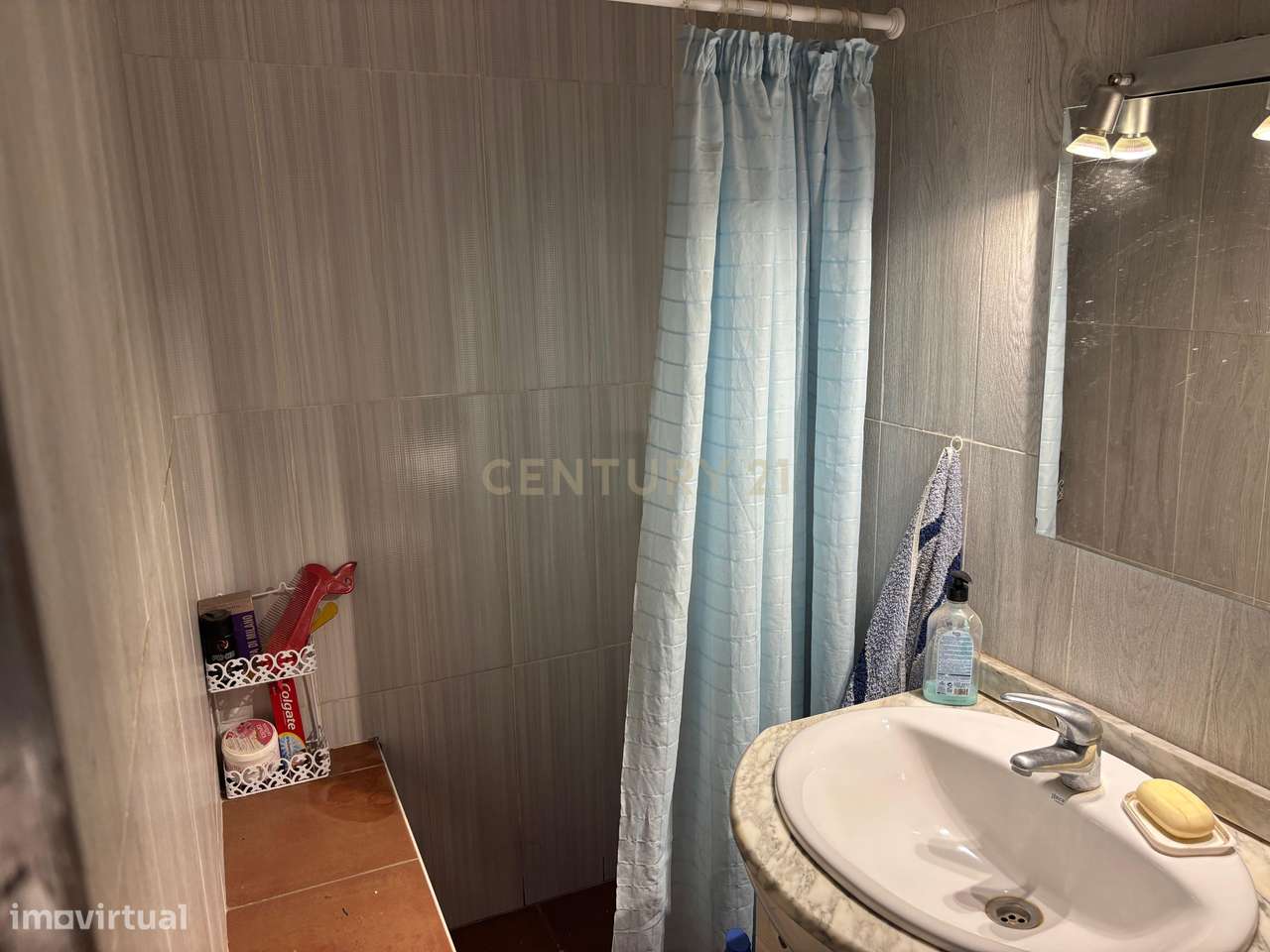 Quintinha com Moradia T2 + Armazém | 2ha vedados | Rio | Fruteiras | A-28