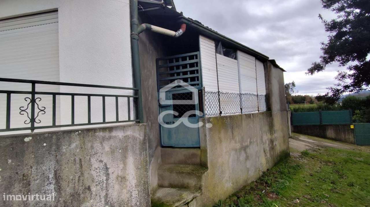 Moradia em Gaveto com Dupla Possibilidade: Habitação + Investimento em-26