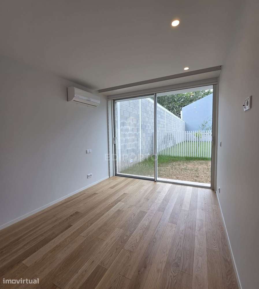T2 Novo com terraço Pronto a Habitar, arrumos  e 2 Lugares de Garagem-12