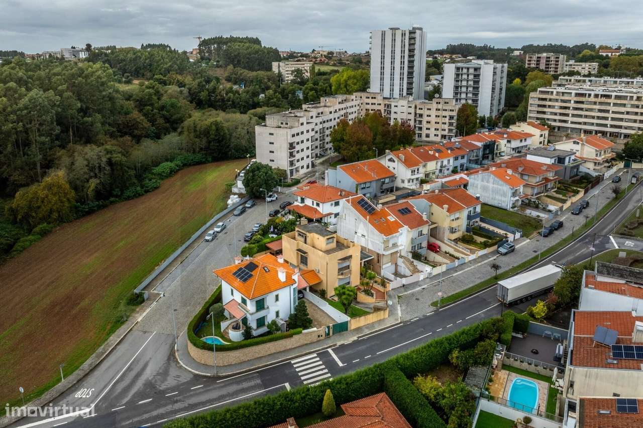 Fantástica Moradia de 4 Pisos em Moreira da Maia | Jardim c/ Barbecue - Grande imagem: 5/49