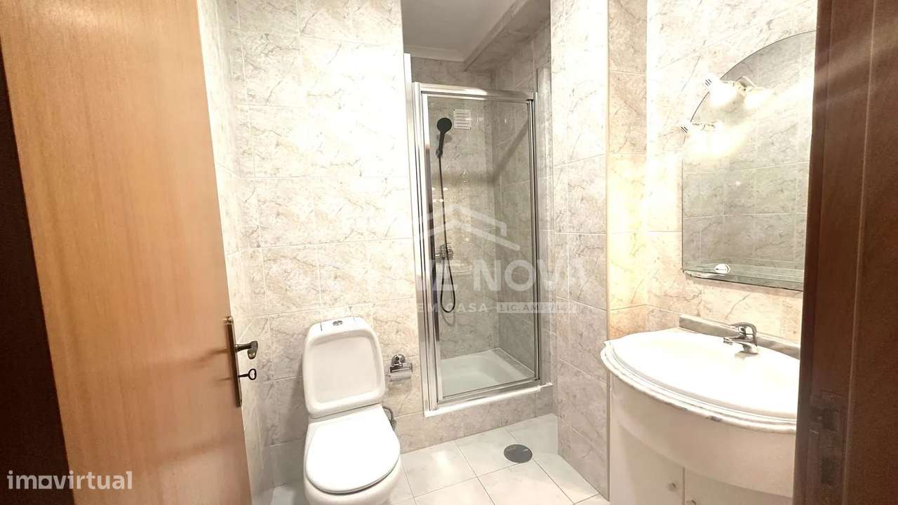 T2 c/ Varanda e Lugar de Garagem em Pedroso-12