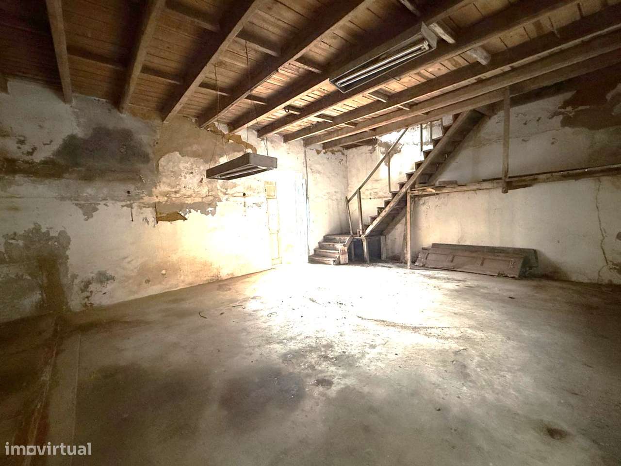 Moradia de Traça Apalaçada com Lojas  no Centro Histórico de Ovar-47