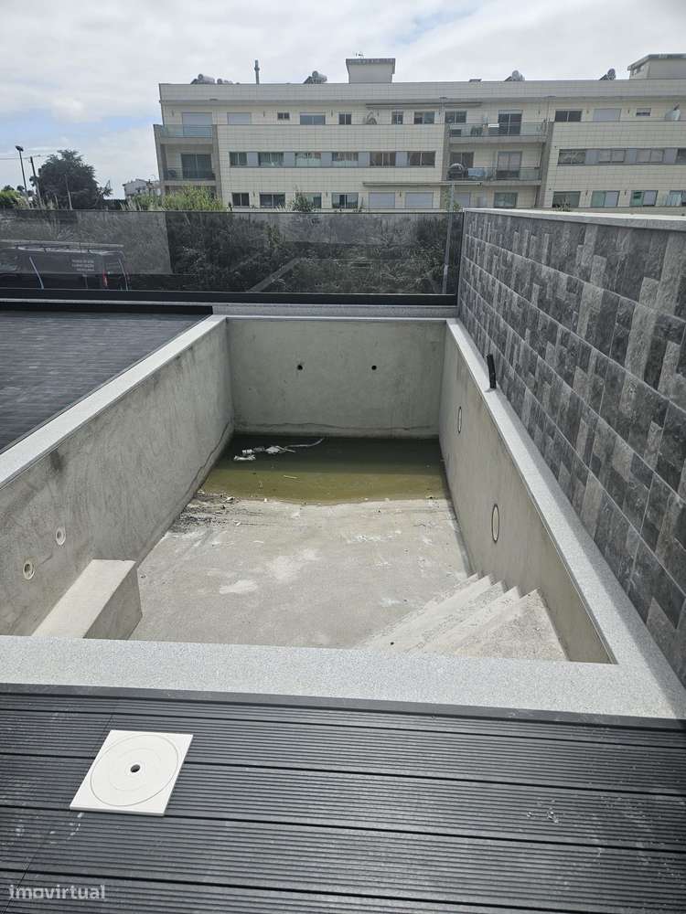 Moradia T4 com Piscina e Jardim-14