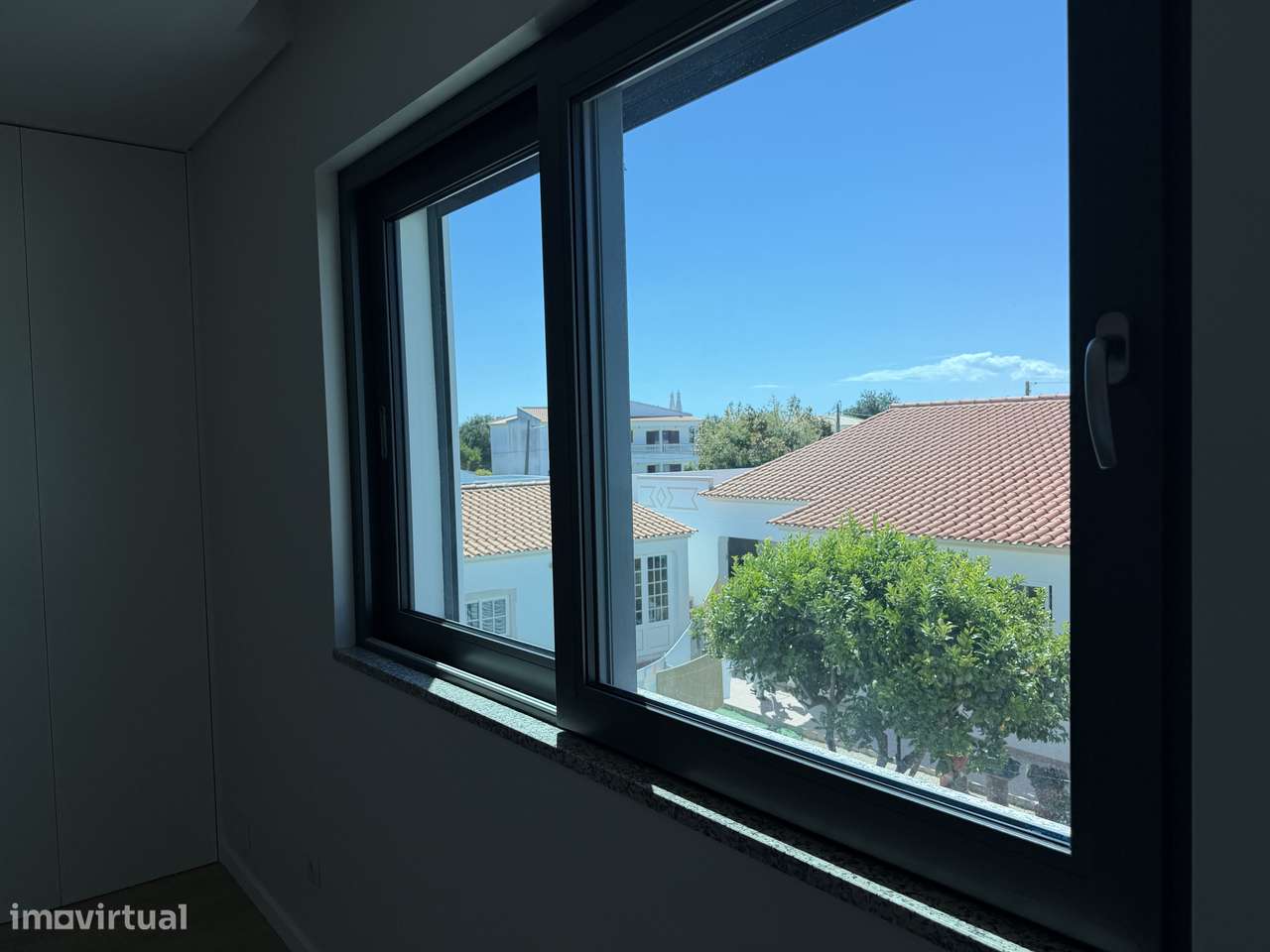 Moradia T4 com piscina, terraço e garagem em Ferreiras-21