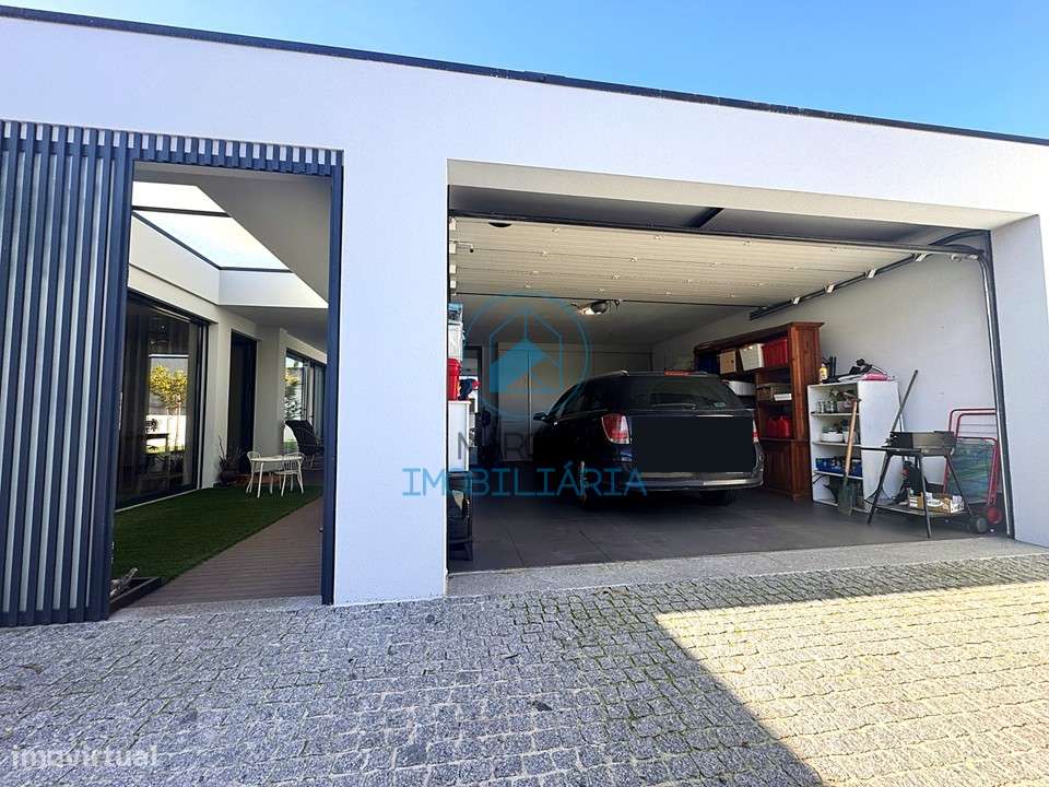 Moradia térrea T4, no Louro, com jardim, garagem e AC-7