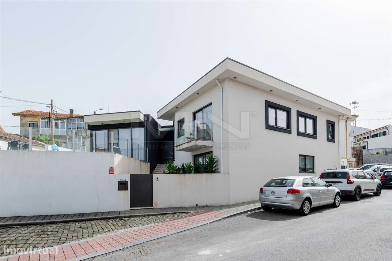 Moradia T4 de 4 Frentes: Elegância e Versatilidade a 2km do Freixo-37