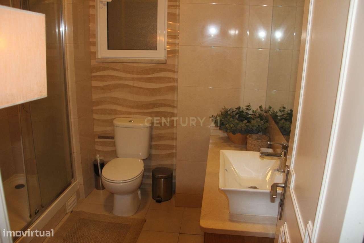 Arrenda-se apartamento com 4 assoalhadas na Rua Ferreira Lapa - Grande imagem: 5/17