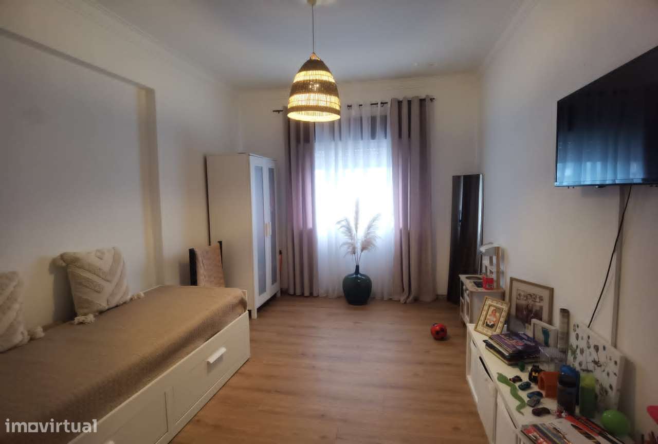 Apartamento T2 Renovado Almada-13