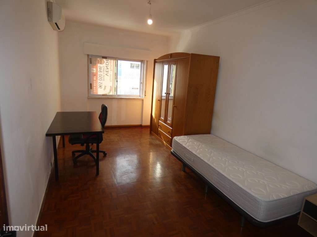 Apartamento T3 com boas áreas na Mina de Agua-Amadora-16