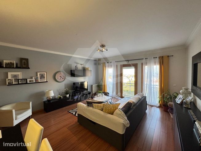 Apartamento T3 com garagem no Parque das Oliveiras, Camarate-2