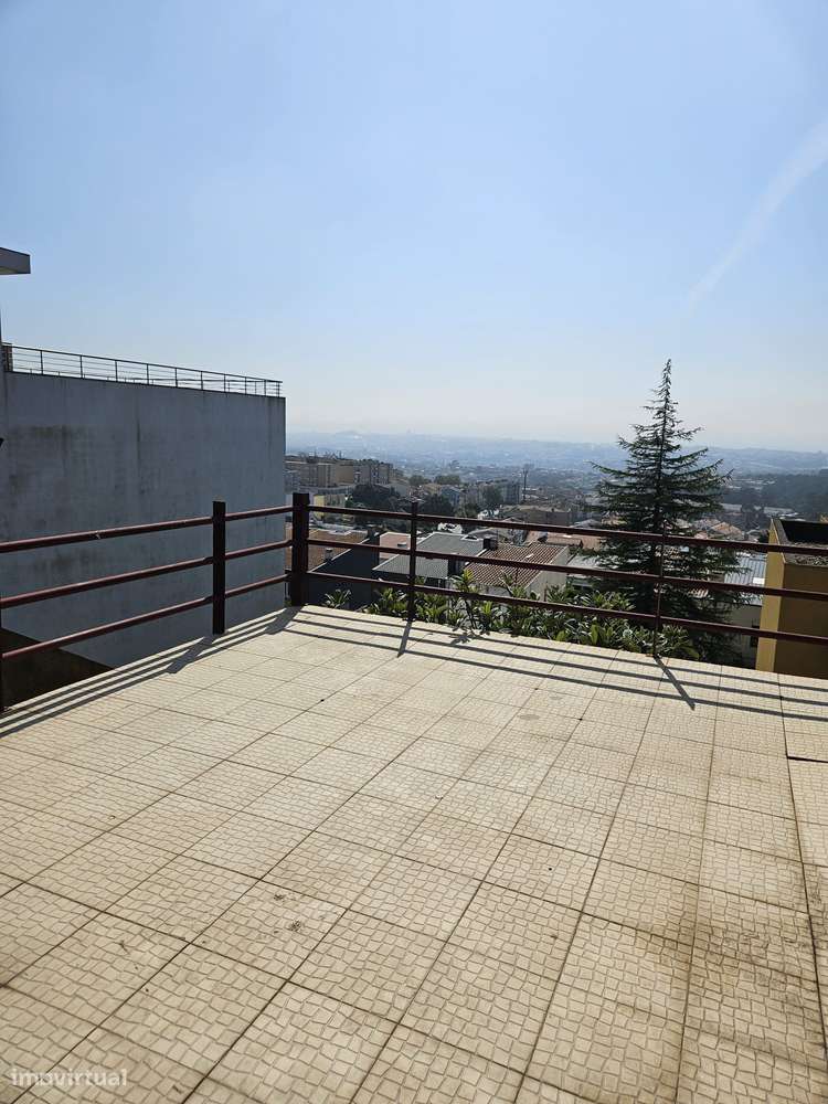 Lindíssima Moradia T6 de quatro frentes-39