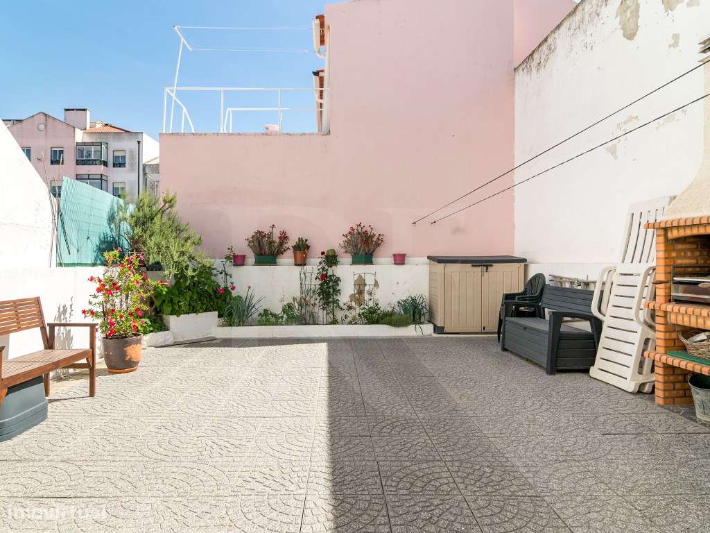 Moradia T4 com logradouro do centro do Montijo-36