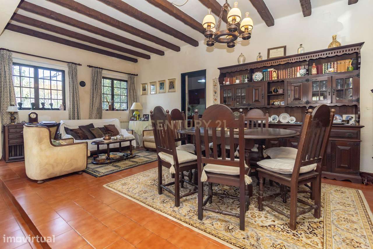 Moradia com construções de apoio, piscina e localização priviligiada-12