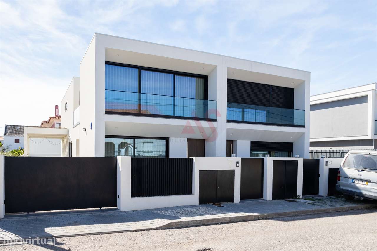 Moradia t4 com acabamentos de luxo, situada na vila de Fernão Ferro - Grande imagem: 2/31