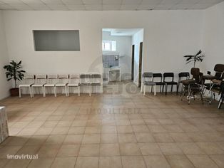 Loja / Armazém de 250m2 na Av. principal Sarilhos Grandes-Montijo