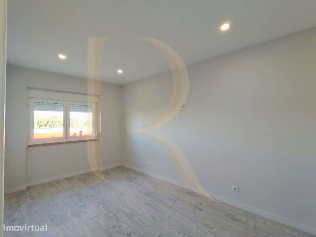 Apartamento T2 em remodelação na Cruz de Pau-5