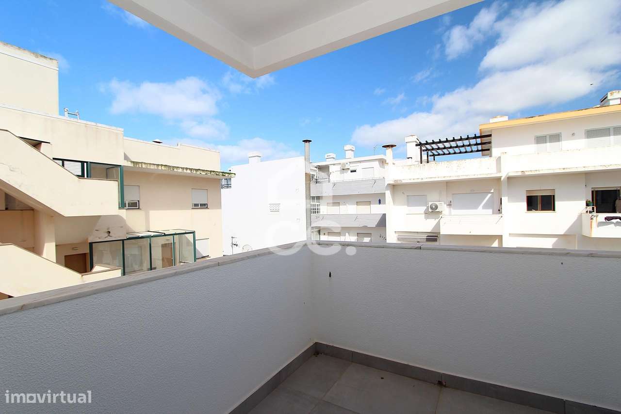 Apartamento T3 Renovado com Vista Mar e Terraço em Armação de Pêra-35