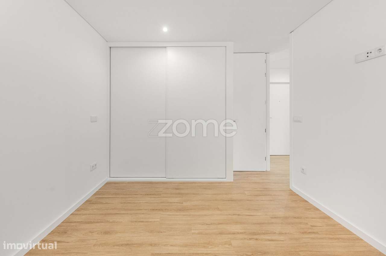Apartamento T1 totalmente renovado, com varanda e lugar de garagem-6