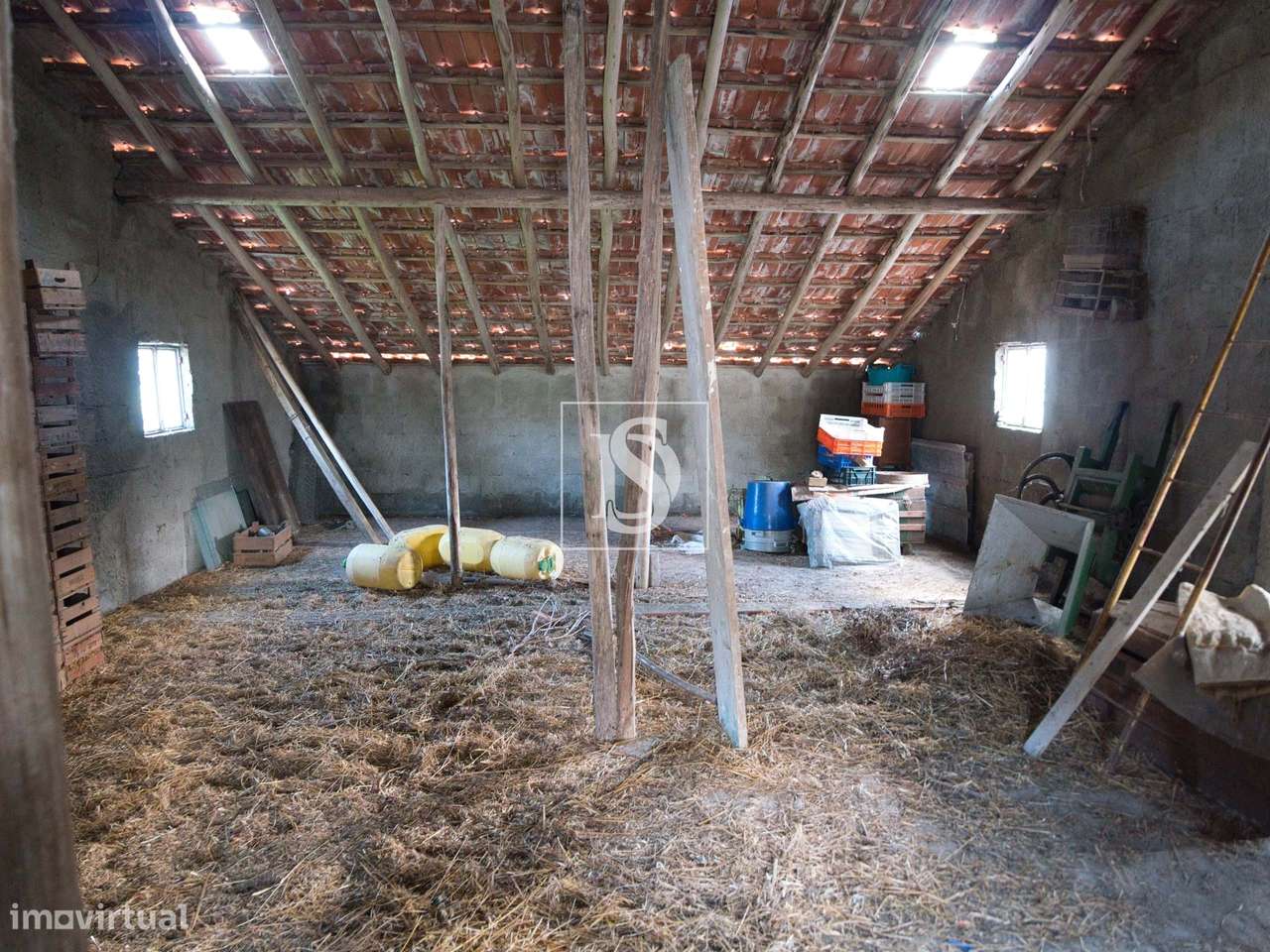 Terreno de 1.320 m² no Calhandriz, na zona da Adanaia  com ribeiro e b-28