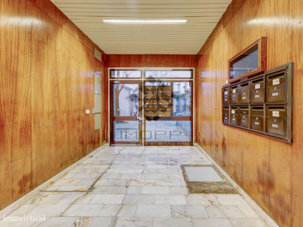 Apartamento T2 com varanda no centro de Carnide-28